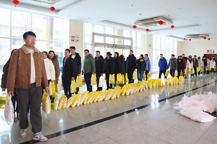 Warmth And Welcome To The New Year丨China Coal Group Distributed Warm Benefits To All Employees